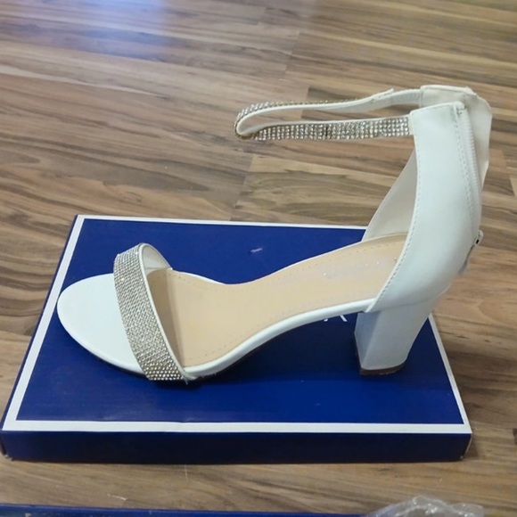 Elegant White Heeled Sandals with Glittering Strap - Picture 1 of 4